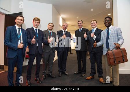 Manchester, England, Großbritannien. Oktober 2021. IM BILD: Junge Konservative mit Mitte (links) RT Hon Michael Gove MP und (rechts) RT Hon Jacob Rees-Mogg MP. Szenen am Abend nach den Hauptreden auf der Parteikonferenz der Konservativen #CPC21. Quelle: Colin Fisher/Alamy Live News Stockfoto