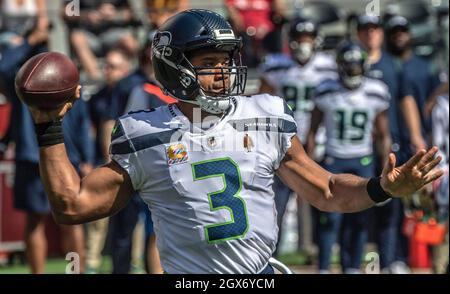 Santa Clara, Kalifornien, USA. Oktober 2021. Der Quarterback Russell Wilson (3) von Seattle Seahawks passiert am Sonntag, den 03. Oktober 2021, im Levis Stadium in Santa Clara, Kalifornien, das Ballabspielfeld. Die Seahawks besiegten die 49ers 28-21. (Bild: © Al Golub/ZUMA Press Wire) Stockfoto