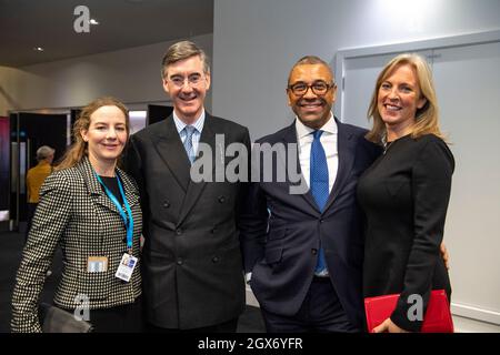 Manchester, England, Großbritannien. Oktober 2021. IM BILD: (L-R) Jacob Rees-Mogg Ehefrau - Helena de Chair; RT Hon Jacob Rees-MoggMP; RT Hon James clever MP Minister für den Nahen Osten und Nordafrika beim Foreign, Commonwealth & Development Office (FCDO); James clever Ehefrau - Susannah Janet Temple Sparks. Szenen am Abend nach den Hauptreden auf der Parteikonferenz der Konservativen #CPC21. Quelle: Colin Fisher/Alamy Live News Stockfoto