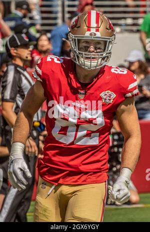 Santa Clara, Kalifornien, USA. Oktober 2021. San Francisco 49ers Tight End Ross Dwelley (82) feiert Touchdown am Sonntag, den 03. Oktober 2021, im Levis Stadium in Santa Clara, Kalifornien. Die Seahawks besiegten die 49ers 28-21. (Bild: © Al Golub/ZUMA Press Wire) Stockfoto