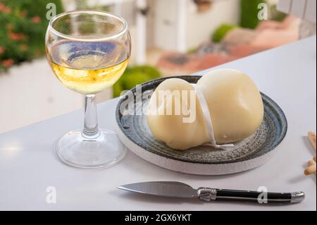 Käsesammlung, halbharter französischer Blauschimmelkäse roquefort aus Roquefort-sur-Soulzon, Frankreich, serviert mit süßem kalten französischen Weißwein, aus nächster Nähe Stockfoto