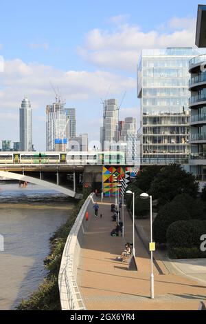 Blick von der Chelsea Bridge nach Osten in Richtung Battersea und Grosvenor Railway Bridge, im Südwesten Londons, Großbritannien Stockfoto