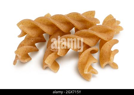 Wolegrain fusilli Pasta aus Hartweizen isoliert auf weißem Hintergrund mit Clipping Pfad und volle Schärfentiefe. Stockfoto