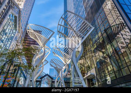 Calgary, Alberta, Kanada - 27. September 2021: Galleria Trees auf der Stephen Avenue Walking Street im Stadtzentrum von Calgary Stockfoto