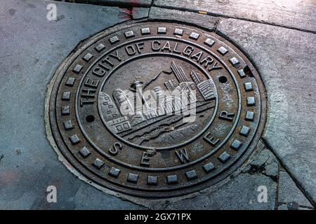 Calgary, Alberta, Kanada - 27. September 2021: Alle Sehenswürdigkeiten von Calgary auf einer Schachtabdeckung Stockfoto