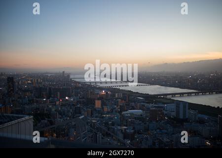 Osaka bei Nacht. Blick von der Terrasse des Umeda Sky Building. Osaka, Japan. Asien Stockfoto