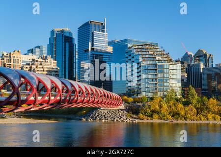 Calgary, Alberta, Kanada - 27. September 2021: Peace Bridge und Skyline von Calgary in der Herbstsaison Stockfoto