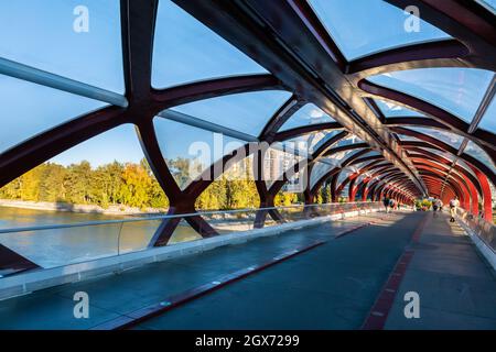 Calgary, Alberta, Kanada - 27. September 2021: Im Inneren der Friedensbrücke (entworfen von Santiago Calatrava) in der Herbstsaison Stockfoto