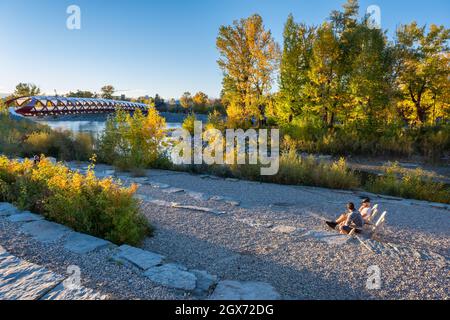 Calgary, Alberta, Kanada - 27. September 2021: Peace Bridge und Ufer des Bow River in der Herbstsaison Stockfoto