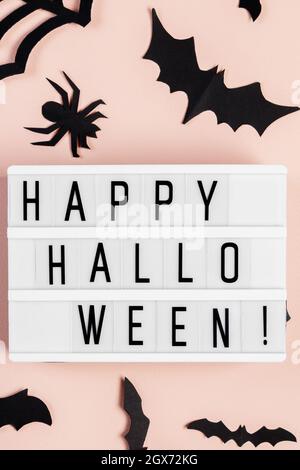 Frohe Halloween. Fledermäuse auf einem rosa pastellfarbenen Hintergrund. Für Text platzieren. Stockfoto