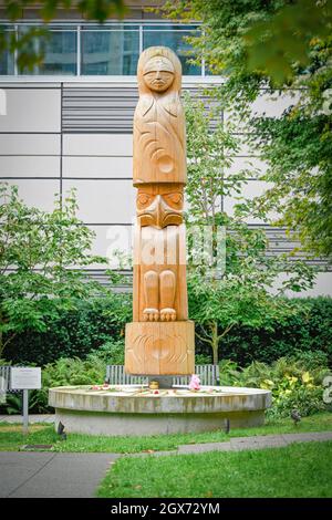 Stärke und Erinnerung, geschnitzter Zedernstab, von Squamish Nation Künstler, Sinamkin Jody Broomfield, North Vancouver, British Columbia, Kanada Stockfoto