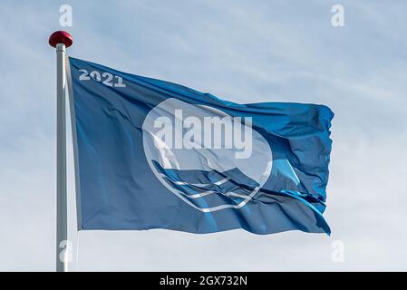 Die ikonische Blaue Flagge ist ein Symbol für sauberes Wasser, Vejle, Dänemark, 4. September 2021 Stockfoto
