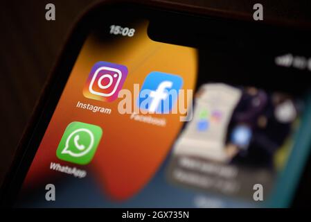 Sao Paulo, Brasilien. Oktober 2021. Instagram, Facebook und Whatsapp-Anwendungssymbole auf einem Mobiltelefon am Montag, als Tausende von Benutzern auf der ganzen Welt begannen, Ausfälle zu melden. (Bild: © Igor do Valle/ZUMA Press Wire) Stockfoto