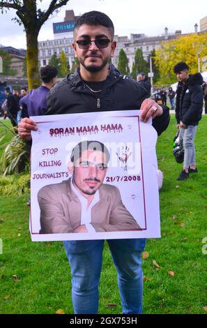 Manchester, Großbritannien, 4. Oktober 2021. Die kurdische Gemeinde von Manchester protestiert in Piccadilly Gardens, Manchester, Großbritannien, und fordert ein Ende der Morde an kurdischen Journalisten. Quelle: Terry Waller/Alamy Live News Stockfoto