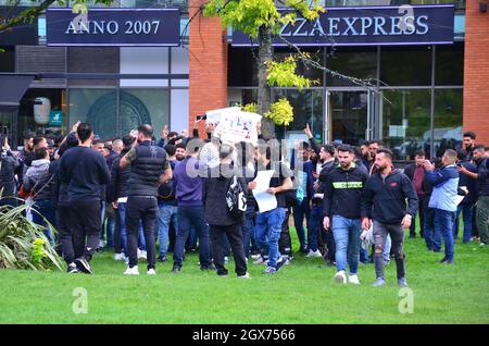 Manchester, Großbritannien, 4. Oktober 2021. Die kurdische Gemeinde von Manchester protestiert in Piccadilly Gardens, Manchester, Großbritannien, und fordert ein Ende der Morde an kurdischen Journalisten. Quelle: Terry Waller/Alamy Live News Stockfoto