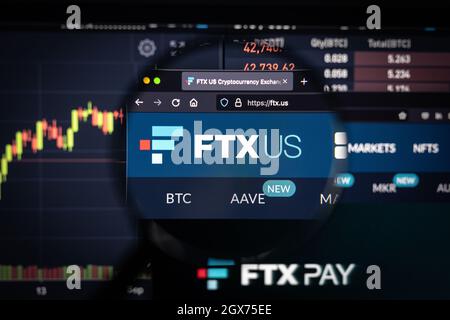 FTX US Kryptowährungsbörse Logo auf einer Website mit verschwommenen Börsenentwicklungen im Hintergrund, auf einem Computerbildschirm gesehen Stockfoto