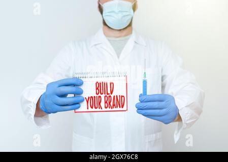 Schreiben mit Text Erstellen Sie Ihre Marke. Wort, das auf geschrieben wurde, schafft oder verbessert das Wissen und die Meinungen der Kunden über das Produkt Researcher Displaying Virus Stockfoto