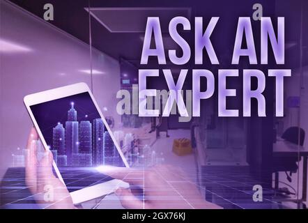 Textunterschrift mit „Fragen Sie einen Experten“. Wort auf Bestätigung geschrieben, die gelesen haben, verstehen und stimmen mit Richtlinien Mann in Uniform Stehen Stockfoto