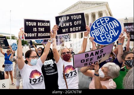 Washington, Usa. Oktober 2021. Demonstranten halten während einer Demonstration Schilder mit den Aufschrift "Keep your laws off my body", "Your reason is the right reason" und "Keep Abtreibung legal" auf.Pro-Life- und Pro-Choice-Demonstranten versammeln sich vor dem Obersten Gerichtshof. Kredit: SOPA Images Limited/Alamy Live Nachrichten Stockfoto