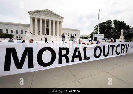 Washington, Usa. Oktober 2021. Demonstranten halten während einer Demonstration ein Transparent mit der Aufschrift "Dies ist der moralische Aufschrei" ab.Pro-Life- und Pro-Choice-Demonstranten versammeln sich vor dem Obersten Gerichtshof. Kredit: SOPA Images Limited/Alamy Live Nachrichten Stockfoto