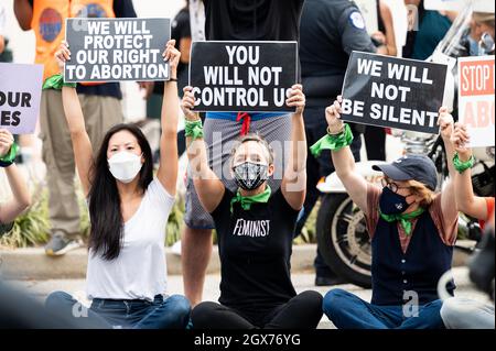 Washington, Usa. Oktober 2021. Demonstranten halten Plakate mit den Aufschrift "Wir schützen unser Recht auf Abtreibung", "Du wirst uns nicht kontrollieren" und "Wir werden nicht schweigen" während einer Demonstration.Pro-Life- und Pro-Choice-Demonstranten versammeln sich vor dem Obersten Gerichtshof. Kredit: SOPA Images Limited/Alamy Live Nachrichten Stockfoto