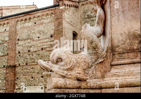Nahaufnahme des Bonaguro-Brunnens auf dem Garibaldi-Platz, erbaut Ende des 19. Jahrhunderts in Marmor von Red Verona, Bassano del Grappa, Provinz Vicenza, Italien Stockfoto