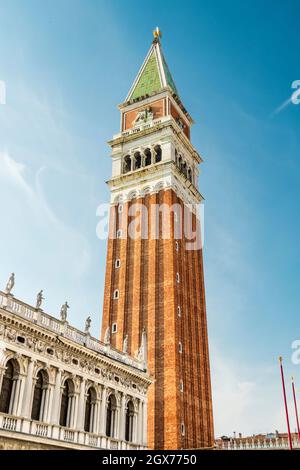 Markusturm, der Glockenturm der Markusbasilika in Venedig, Italien. Blauer Himmel auf dem Hintergrund. Stockfoto