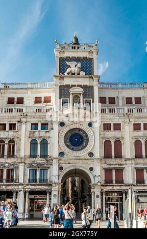 Vorderansicht des Markusplatzes, frühes Renaissance-Turm am Markusplatz, erbaut im 15. Jahrhundert, mit dem Löwen des Heiligen Markus, Venedig, Italien Stockfoto