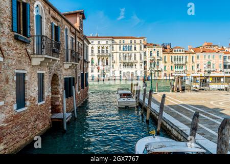 Blick von der Brücke auf die Fondamenta della Salute, mit Booten und Blick auf den Canal Grande, Venedig, Italien Stockfoto