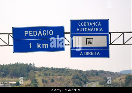 Mautschilder auf der Autobahn, geschrieben in Portugiesisch, Brasilien. Stockfoto