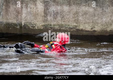 Tyne and Wear Feuerwehr- und Rettungsdienst Feuerwehrleute Ausbildung bei Tees Barrage für Wasserrettung Stockfoto