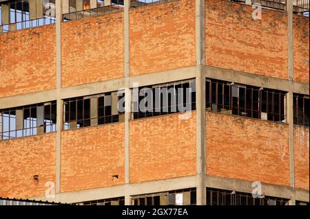 Altes verlassene Ziegelgebäude mit kaputten Glasfenstern. Stockfoto