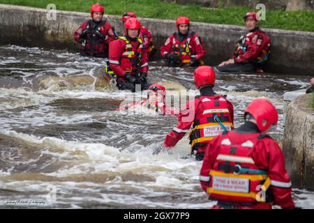 Tyne and Wear Feuerwehr- und Rettungsdienst Feuerwehrleute Ausbildung bei Tees Barrage für Wasserrettung Stockfoto