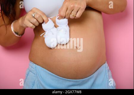 Eine Schwangerin, die ein Kind erwartet, streichelt ihren Bauch Stockfoto