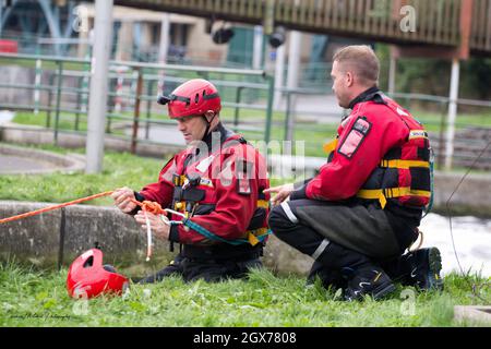 Tyne and Wear Feuerwehr- und Rettungsdienst Feuerwehrleute Ausbildung bei Tees Barrage für Wasserrettung Stockfoto