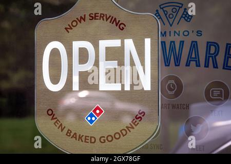 Öffnen Sie das Schild im Fenster von Domino's Pizza in Snellville (Metro Atlanta), Georgia. (USA) Stockfoto