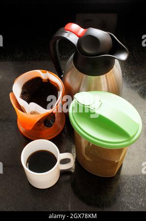 Typisch angespannter brasilianischer Kaffee. Glas aus Edelstahl, Behälter zur Aufbewahrung von Kunststoffkaffeepulver. Einfaches und glückliches Leben. Stockfoto