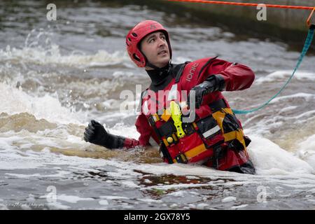 Tyne and Wear Feuerwehr- und Rettungsdienst Feuerwehrleute Ausbildung bei Tees Barrage für Wasserrettung Stockfoto