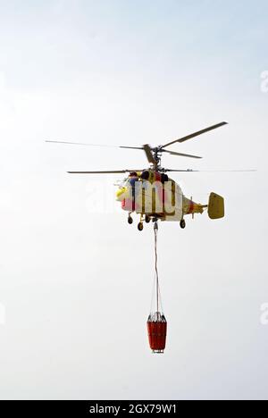 Braga, Region Norte, Portugal. 21. April 2009. Ein in Russland gefertigte Kamov-32-Hubschrauber der portugiesischen Regierung hebt vom Flugplatz Braga ab Stockfoto