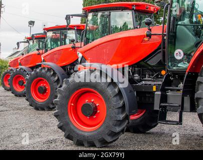 Roter landwirtschaftlicher Traktor, landwirtschaftliche Maschine, Traktoreinheit Stockfoto