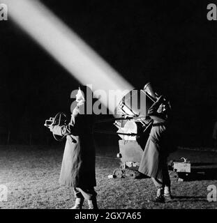 ATS-Offiziere in Ausbildung Mann ein Scheinwerfer am 28. Februar 1944. Zweiter Subaltern (2/Sub) Janet Holland ist der Kamera am nächsten mit 2/Sub Eileen Eteson dahinter. Stockfoto