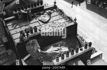 Das Heck und ein Teil des Rumpfes eines deutschen Dornier-Flugzeugs landeten auf einem Londoner Dach, das am 21. September 1940 gezeigt wurde, nachdem britische Kampfflugzeuge es am 15. September abgeschossen hatten. Der Rest des Raidflugzeugs stürzte in der Nähe der Victoria Station ab. Stockfoto