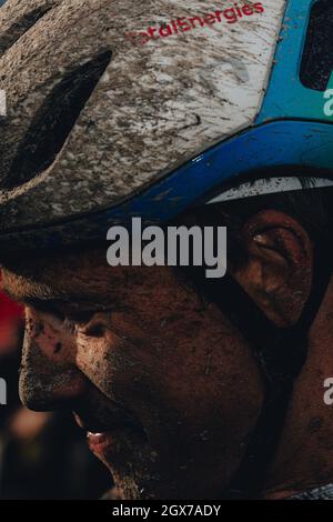 3. Oktober 2021, Paris&#x2013;Roubaix Mens Radtour; berühmt für seinen unebenen Kopfsteinpflaster-Kurs. Stockfoto