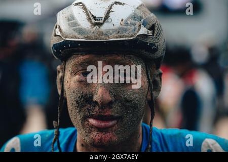 3. Oktober 2021, Paris&#x2013;Roubaix Mens Radtour; berühmt für seinen unebenen Kopfsteinpflaster-Kurs. Stockfoto