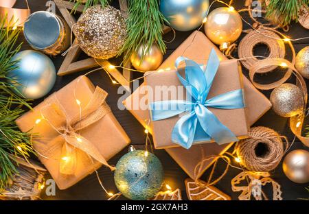 Weihnachtskomposition mit Geschenken und Weihnachtsdekorationen. Draufsicht. Das Konzept von Weihnachten und Neujahr. Stockfoto