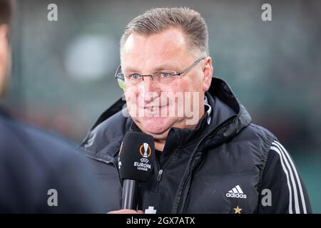 Warschau, Polen. September 2021. Czeslawa Michniewicz Trainer von Legia gesehen während des UEFA Europa League Group Stage match zwischen Legia Warszawa und Leicester City FC im Marschall Jozef Pilsudski Legia Warschau Municipal Stadium.Final Score; Legia Warszawa 1:0 Leicester City FC. (Foto von Mikolaj Barbanell/SOPA Images/Sipa USA) Quelle: SIPA USA/Alamy Live News Stockfoto