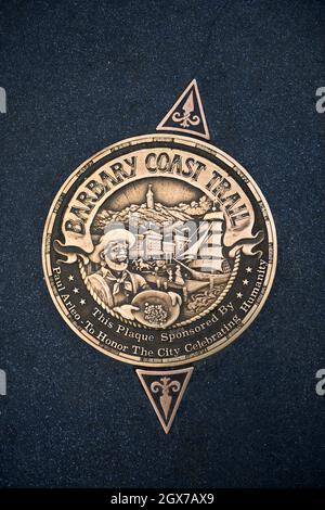 Schild des Barbary Coast Trail in der Innenstadt von San Francisco, Kalifornien, USA. Der Barbary Coast Trail verbindet die historische Stätte zwischen dem Goldrausch 1849 Stockfoto