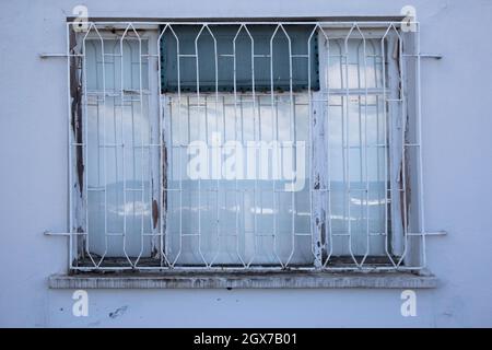 Fenster mit Zaun, um Einbruch zu verhindern. Diebstahl ist ein großes Problem in Ländern der Dritten Welt. Stockfoto