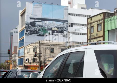 20. Oktober 2020. São Paulo, SP, Brasilien. Standpunkt des Fahrers eines Autos an einem bewölkten und regnerischen Tag auf der Avenida Tiradentes in São Paulo. Konzentrieren Sie sich auf t Stockfoto