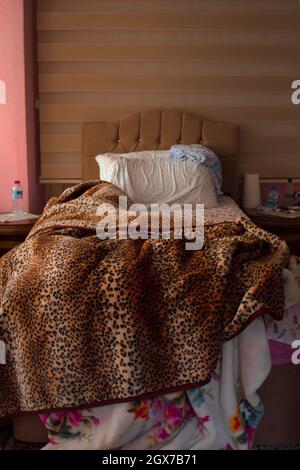 Ein unordentliches Bett. Alte Menschen brauchen manchmal Pflege. Stockfoto